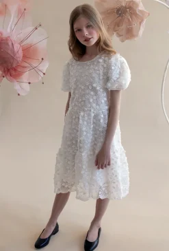 Biała elegancka sukienka z krótkimi rękawami