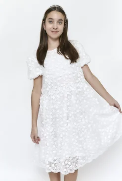 Biała elegancka sukienka z krótkimi rękawami