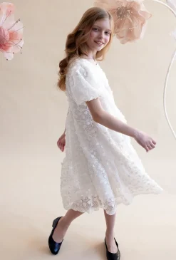 Biała elegancka sukienka z krótkimi rękawami