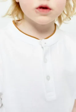 Biała koszulka henley dla chłopca