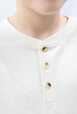 Biała koszulka w stylu henley