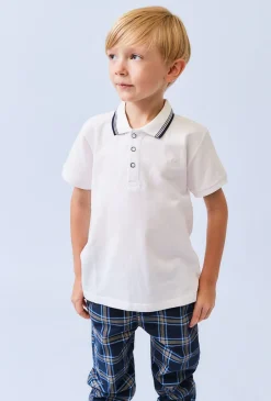 Białe polo chłopięce z kołnierzykiem.