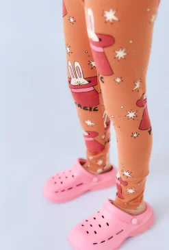 Brązowe legginsy dziewczęce z nadrukiem królików.
