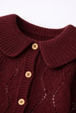 Burgundowy sweter rozpinany z kołnierzykiem