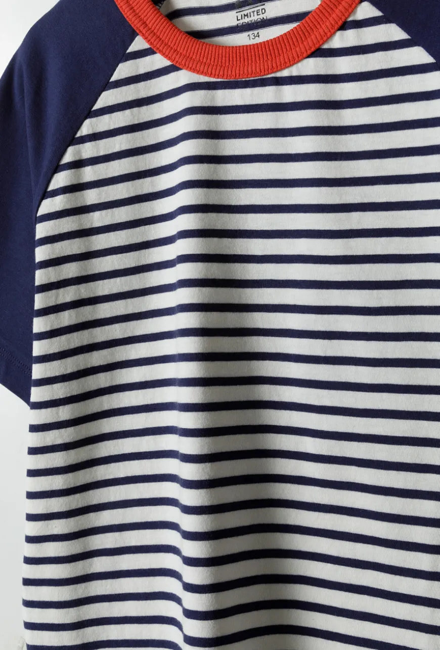 Chłopięcy T-shirt typu raglan w paski