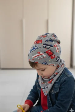 Cienka czapka dla chłopca z printem w samochody