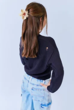 Czarny sweter dziewczęcy z dziurami – streetwear look