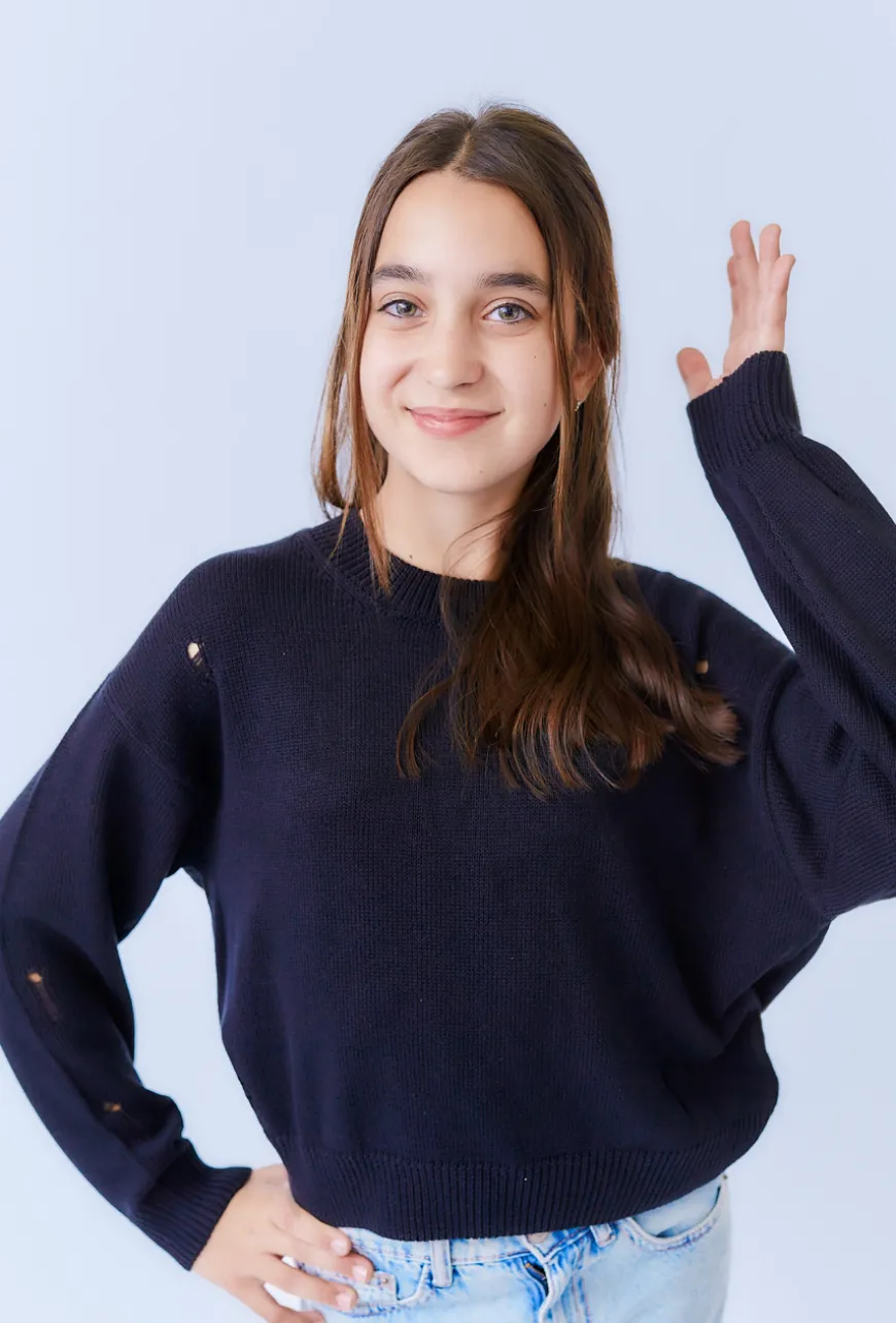 Czarny sweter dziewczęcy z dziurami – streetwear look