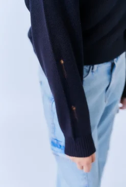 Czarny sweter dziewczęcy z dziurami – streetwear look