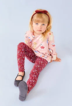 Czerwone legginsy dziewczęce z kwiatowym nadrukiem.