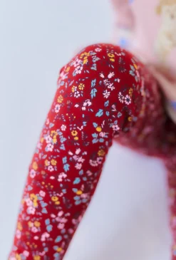 Czerwone legginsy dziewczęce z kwiatowym nadrukiem.