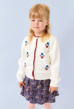 Dziewczęcy sweter ecru z kwiatowymi haftami.