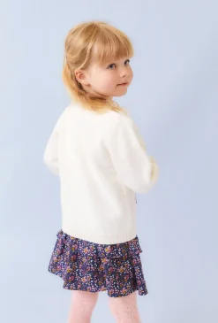 Dziewczęcy sweter ecru z kwiatowymi haftami.