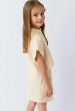 Dziewczęcy sweter w warkoczowy splot z golfem w kolorze ecru