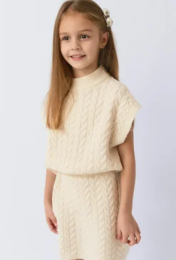 Dziewczęcy sweter w warkoczowy splot z golfem w kolorze ecru