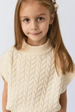Dziewczęcy sweter w warkoczowy splot z golfem w kolorze ecru