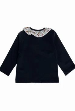 Granatowa bluza niemowlęca z kwiatowym kołnierzykiem.
