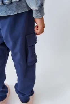 Granatowe spodnie dresowe dziecięce cargo z kieszeniami.