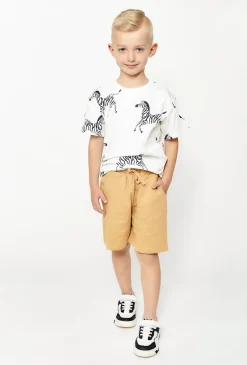 komplet ubrań na lato - biały t-shirt w zebry i szorty