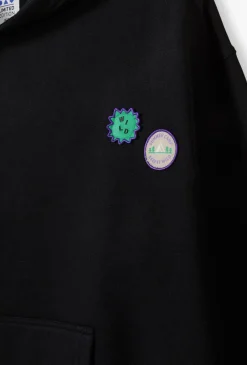 Nierozpinana bluza z kapturem i naszywkami