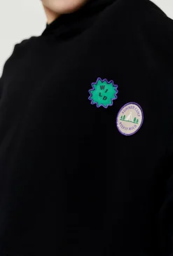 Nierozpinana bluza z kapturem i naszywkami