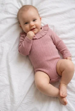 Różowe body niemowlęce pointelle z falbanką