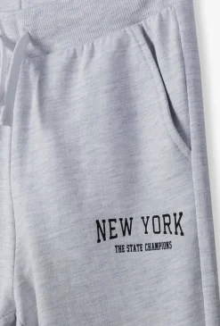 Spodnie dresowe dla chłopca – z nadrukiem „New York”