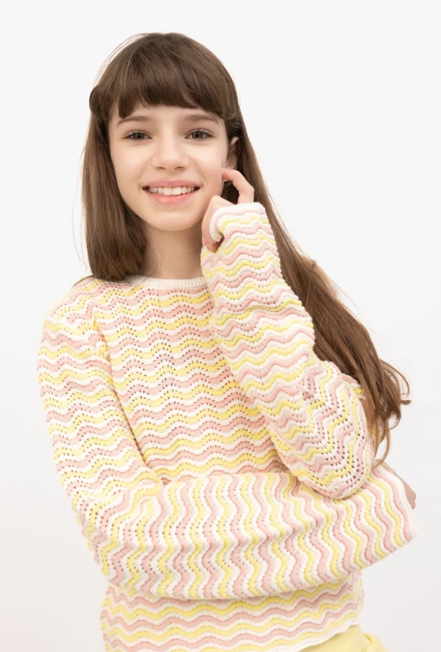 Sweter dziewczęcy w ażurowe pasy