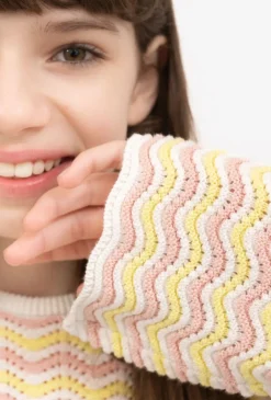 Sweter dziewczęcy w ażurowe pasy