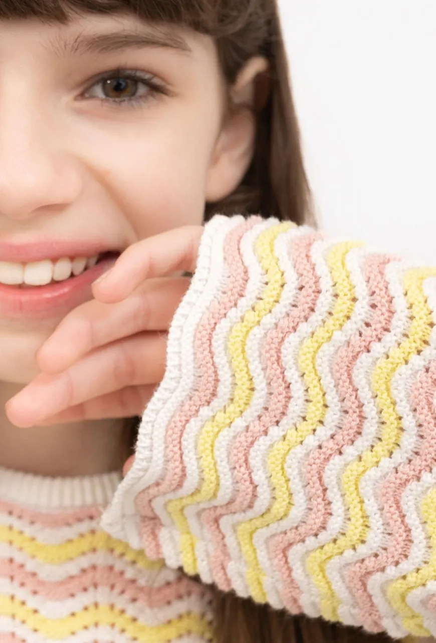 Sweter dziewczęcy w ażurowe pasy