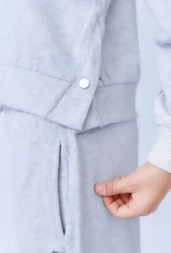 Szara bluza dziewczęca z ozdobną naszywką