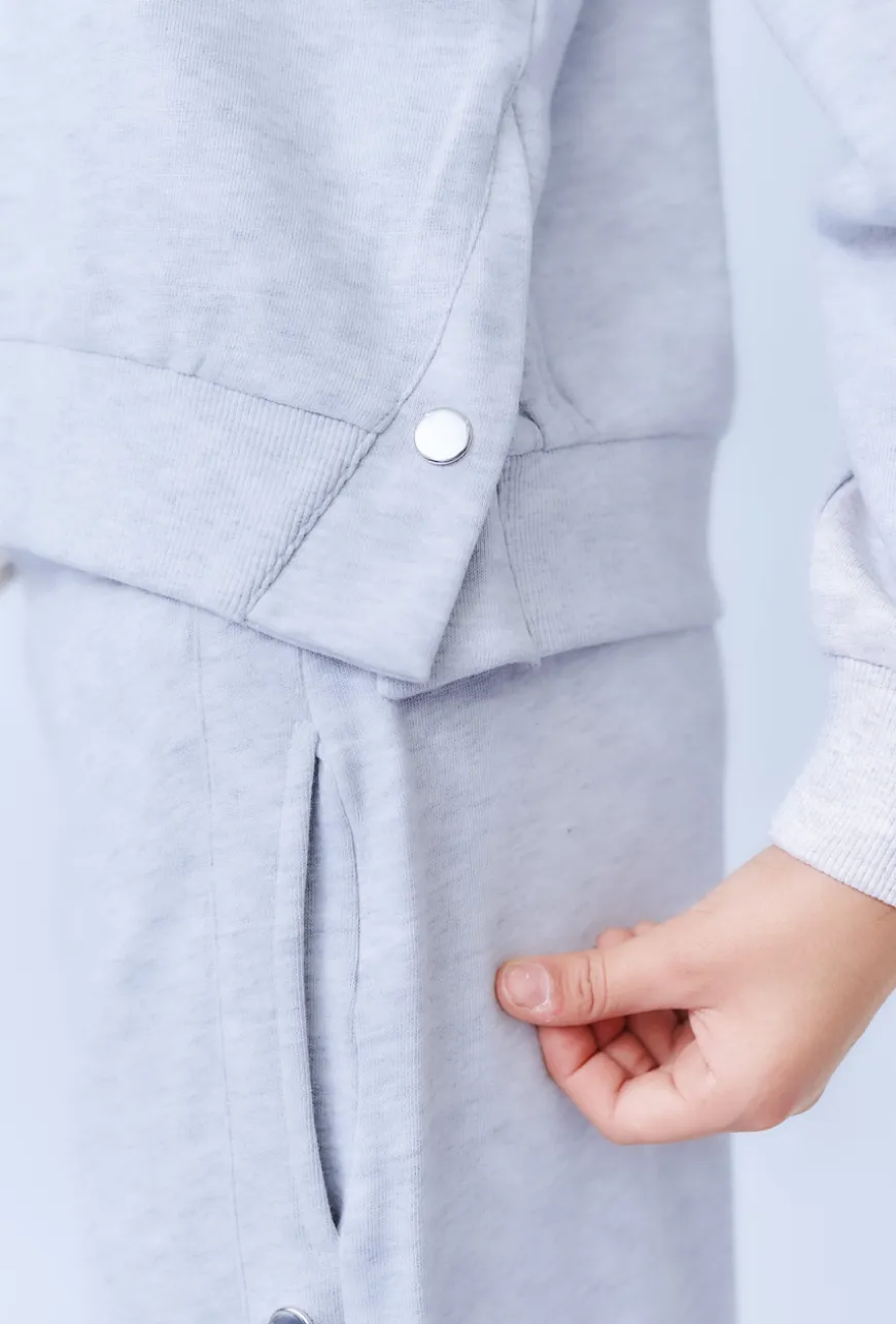 Szara bluza dziewczęca z ozdobną naszywką