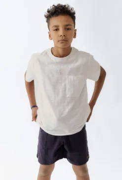 T-shirt chłopięcy biały z kieszonką
