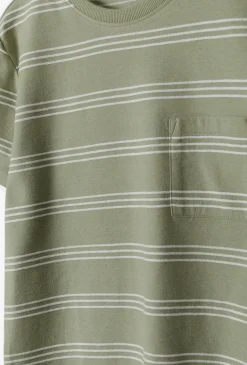 T-shirt chłopięcy w paski z kieszonką
