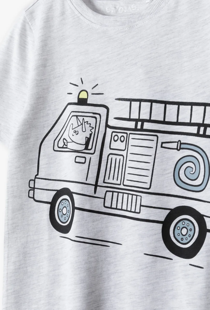 T-shirt chłopięcy z wozem strażackim