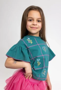 T-shirt pudełkowy z falbankami i haftami w kwiatki