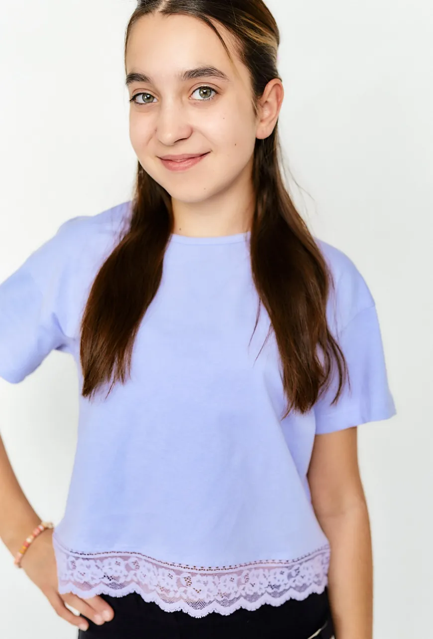 T-shirt z koronkowym dołem