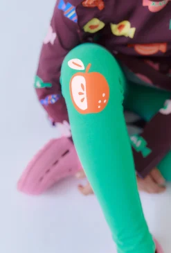 Zielone legginsy dziewczęce z naszywkami – cieplejszy model.